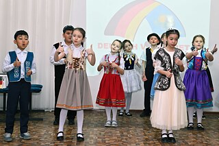 Schülerinnen und Schüler der Allgemeinbildenden Mittelschule-Gymnasium Nr. 11 bei einer Aufführung