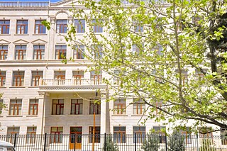 Gebäude der BSU Schule – Lyzeum Komplex in Baku
