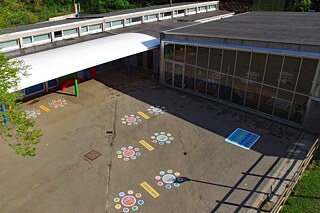 Innenhof der Schule mit bunten gezeichneten Blumen auf dem Asphalt