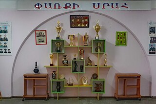 Pokalsammlung des Photon Gymnasiums Gyumri
