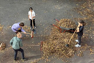 Schulhofreinigung Schülerinnen und Schüler fegen den Pausenhof. © privat  Schülerinnen und Schüler fegen den Pausenhof.
