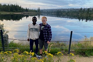 Zwei junge Männer vor einem Weiher