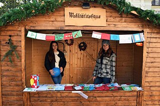Schülerinnen in einem Holzhaus