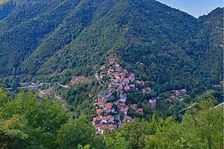 Bergdorf um eine Festung