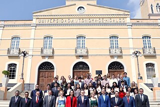 Lehrer*innenkollegium vor der UAEH