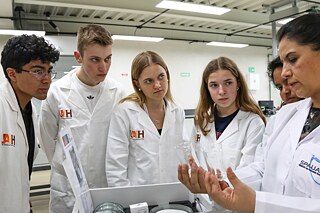 Schülergruppe mit Lehrerin im Labor