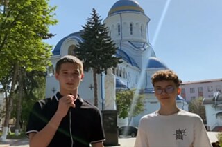 Zwei Jugendliche vor einer Kathedrale