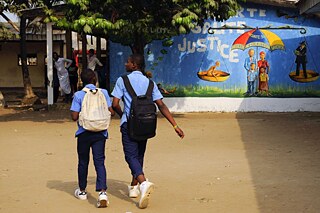 Schüler auf dem Weg zur Schule