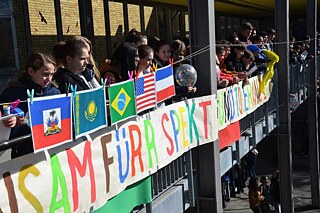 Veranstaltung auf dem Hof des Ferdinand Porsche Gymnasiums in Zuffenhausen bei Stuttgart