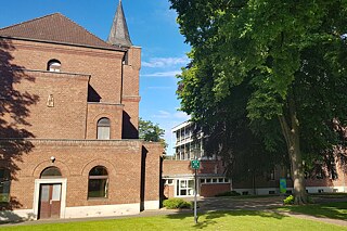 Hauptgebäude und Kapelle der Bischöflichen St. Angela-Schule Düren