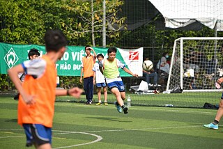 Jugendliche beim Fußballspielen