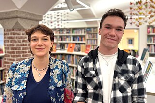 Lina und Felix in der Bibliothek