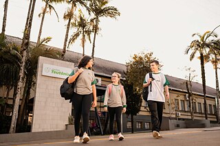 Schüler und Schülerinnen vor dem Gebäude des Colégio Teutônia