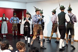 Schulaufführung in bayrischer Tracht am Centro Educacional Leonardo Da Vinci