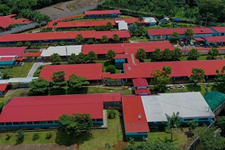 Blick auf den Gebäudekomplex des Liceo de Poás