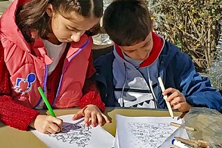 Schüler und Schülerin der Mittelschule Nr. 28 in Duschanbe malen