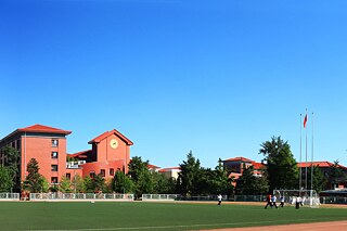 Gebäude und Sportplatz der Beijing National Day School