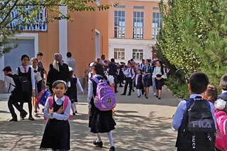 Schüler und Schülerinnen auf dem Schulhof der Mittelschule Nr. 28 in Duschanbe