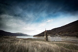Verfallenes Kirchengebäude an einem Fluß