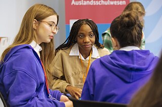 Drei Mädchen im Sitzkreis