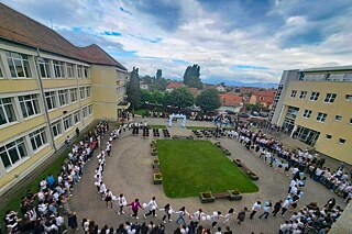Veranstaltung vor dem Gebäude des Colegiul Naţional Lucian Blaga