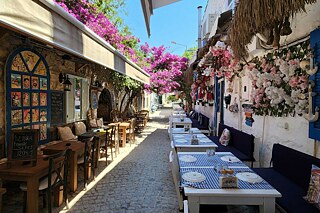 Auf einer Straße stehen gedeckte Tische.