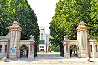 Haupteingang der Tianjin Foreign Languages School