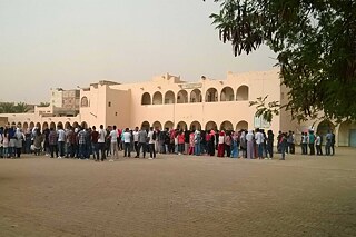 Schüler*innen vor dem Gebäude des Lycée Si Cherif Ali Mellah