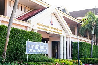 Niedriges Bürogebäude mit sehr gepflegtem Vorgarten