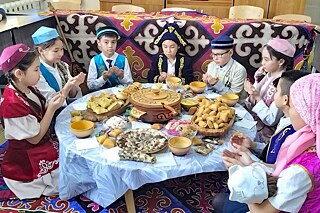 „Menin auylym-menin maktanishym“ (Auls-Festival) am Gymnasium Nr. 5 Tandau