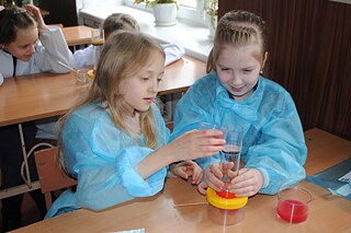 Schülerinnen am Nasar-Makarenko-Lyzeums Nr. 6, Chmelnyzkyj 