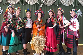 Schülerinnen in Tracht am Oleksandr-Suchomowsky-Lyzeum Nr. 7