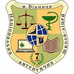 Logo des Oleksandr Suchomowsky Lyzeums Nr.7 in Winnyzja