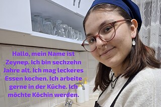  Foto einer Schülerin in der Küche