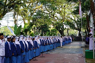 Schülerinnen und Schüler sowie Lehrende beim Fahnenappell
