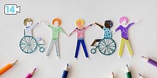 Am unteren Rand des Bildes Buntstifte in verschiedenen Farben; in der Mitte des Bildes auf Papier ausgeschnittene und bunt colorierte Menschen unterschiedlicher Haut-/Haarfarben und zwei Menschen im Rollstuhl