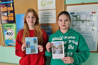 Zwei Schülerinnen des Klassischen Lyzeums Ternopil