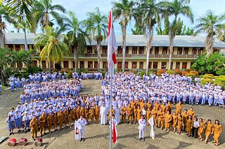 Morgens auf dem Schulhof der SMA Katolik Frateran Maumere