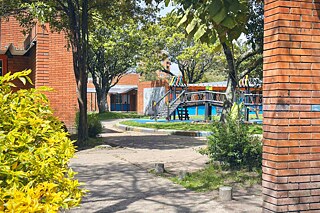 Gebäude und Spielplatz des Instituto Pedagógico Nacional