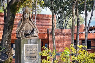 Büste vor dem Instituto Pedagógico Nacional