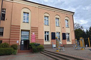Eingang zum Technikum Nr 1 im. Noblistów Polskich przy Zespole Szkół Ekonomicznych w Starogardzie Gdańskim