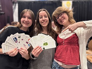 Drei junge Menschen halten den Talk-Materialfächer in der Hand.