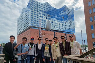 Jugendliche vor der Elbphilharmonie in Hamburg