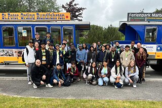 Eine fröhliche Gruppe vor  der Bimmelbahn