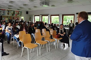 Bundestagsabgeordneter Leif Erik Bodin spricht vor einer Gruppe junger Menschen.