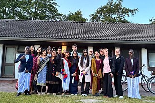 Jugendliche in Tracht posieren für ein Gruppenbild.
