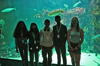 Gruppe Jugendlicher vor einem großen Aquarium