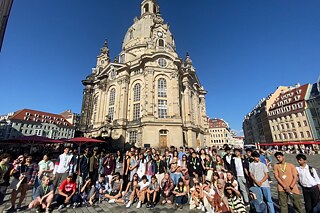 Jugendnliche vor der Frauenkirche in Dresden