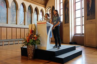 Jugendliche tragen eine Rede im Frankfurter Rathaus vor.