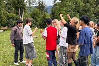Jugendliche auf einer Wiese